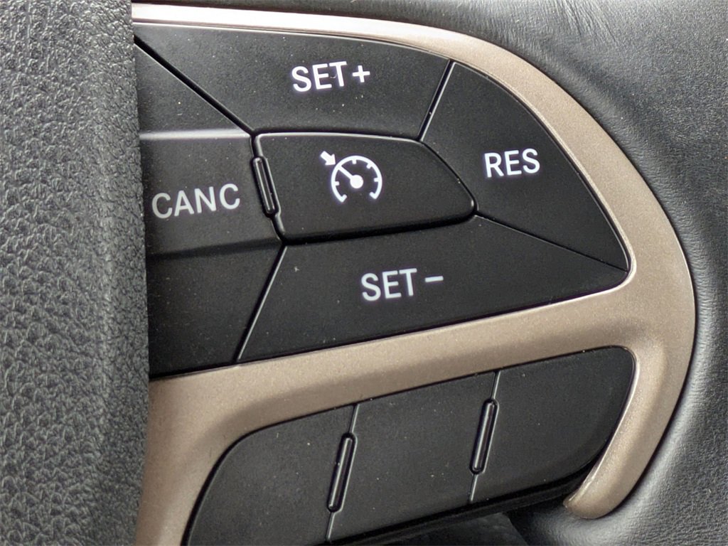 Used 2017 Jeep Grand Cherokee Limited image 26