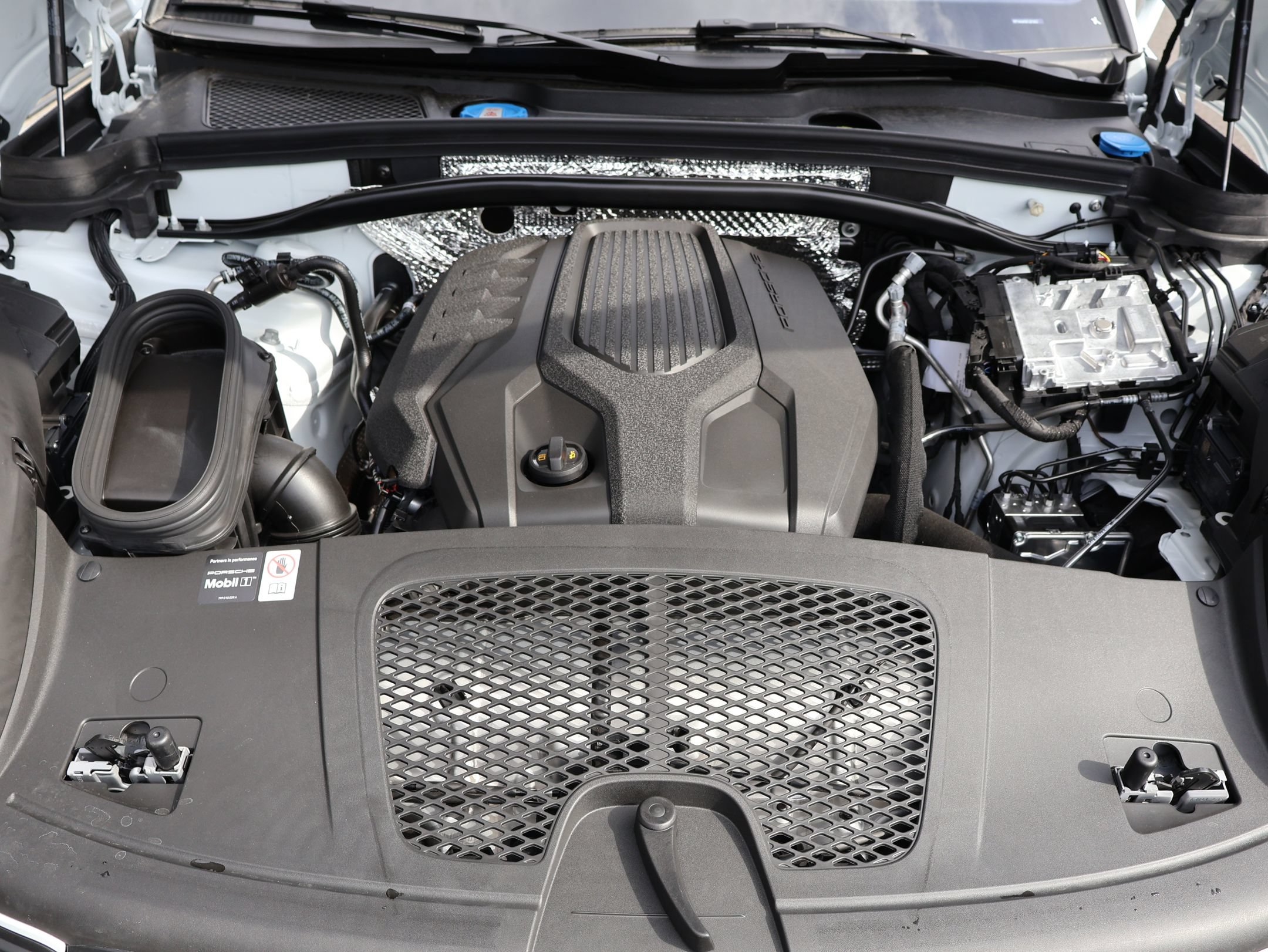 New 2026 Porsche Macan AWD/4WD image 31