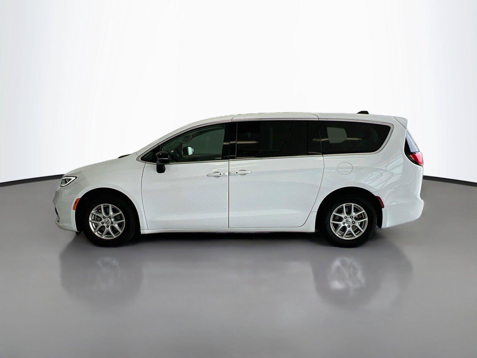Used 2024 Chrysler Pacifica Touring-L FWD image 8