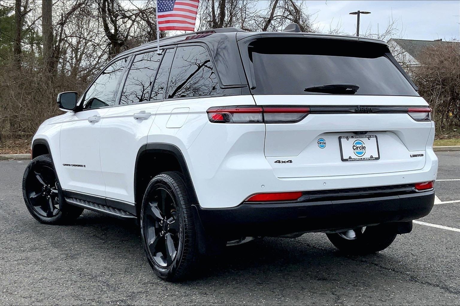 Used 2025 Jeep Grand Cherokee Limited w/ Black Appearance Package image 11