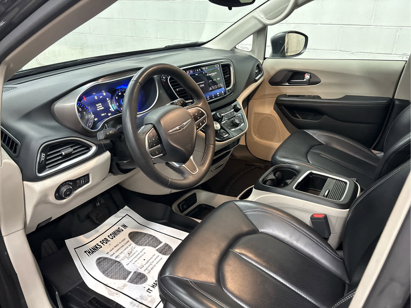 Used 2023 Chrysler Pacifica Touring-L image 8