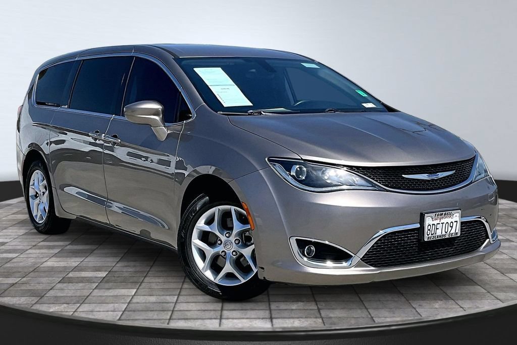 Used 2018 Chrysler Pacifica Touring Plus w/ Tire & Wheel Group FWD image 38