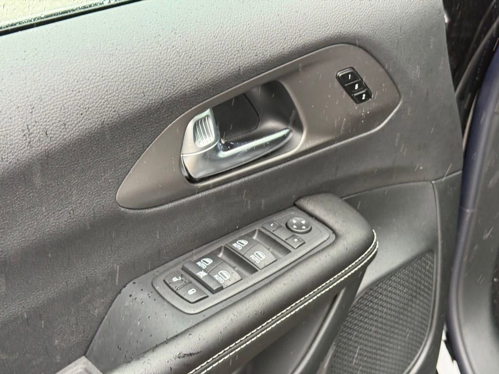 New 2027 Chrysler Pacifica Select FWD image 10