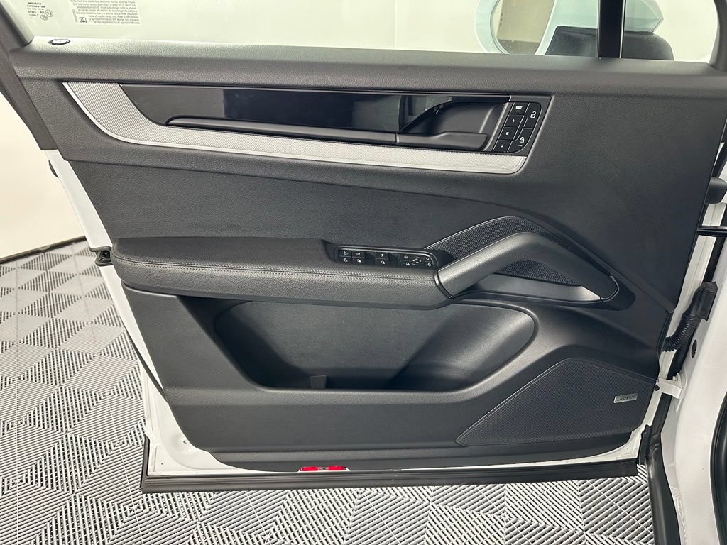 Certified 2025 Porsche Cayenne AWD/4WD image 16