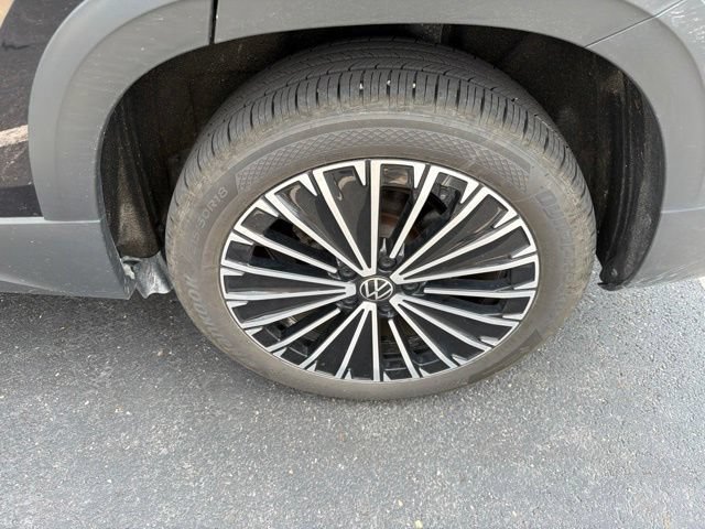 Used 2025 Volkswagen Taos SE FWD image 16
