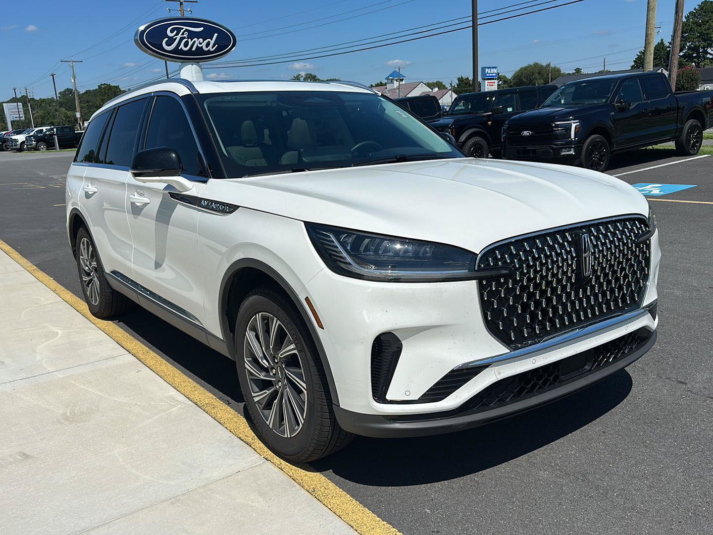 Used 2026 Lincoln Aviator AWD image 3