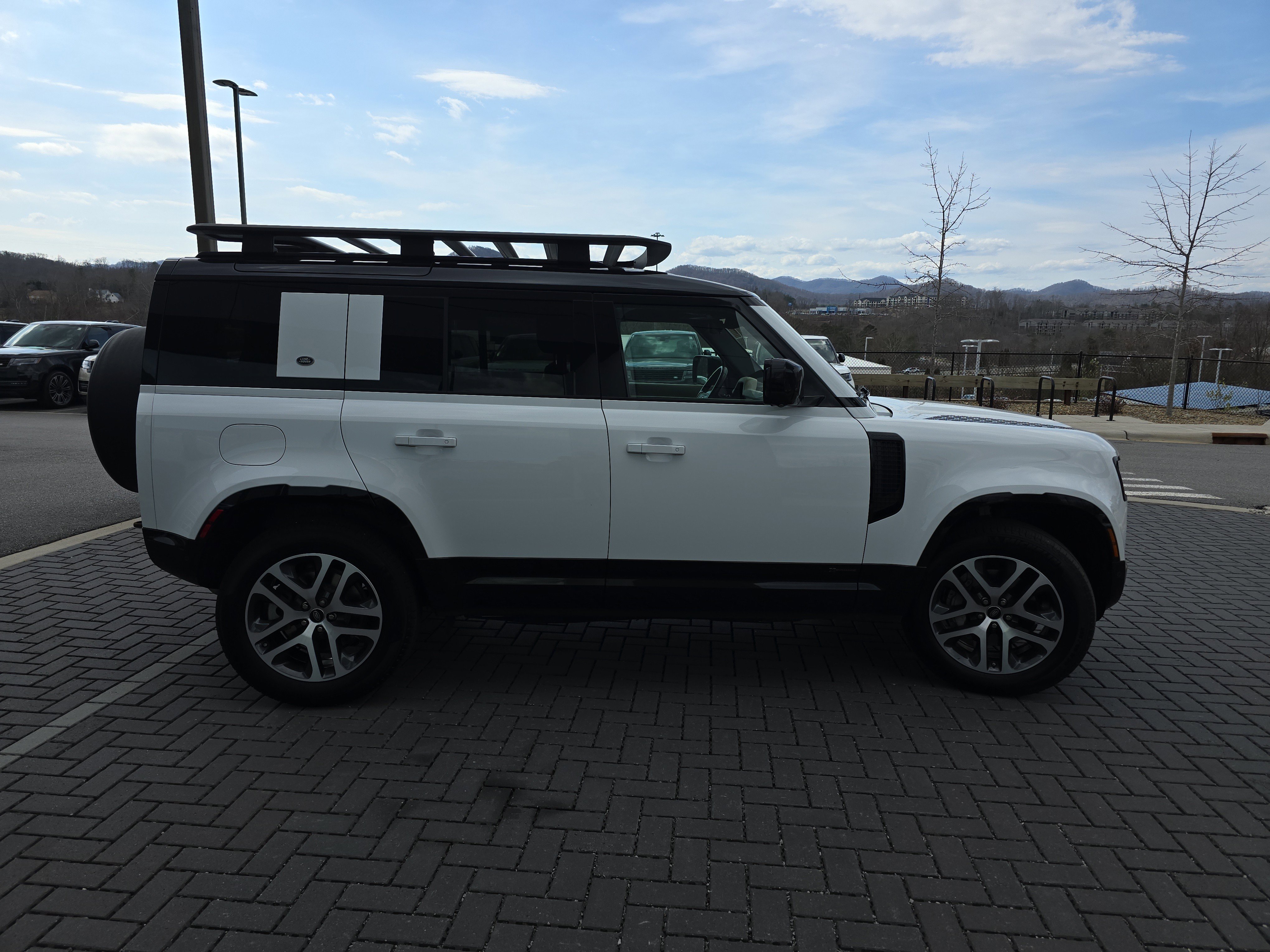 Used 2021 Land Rover Defender 110 X-Dynamic HSE image 4