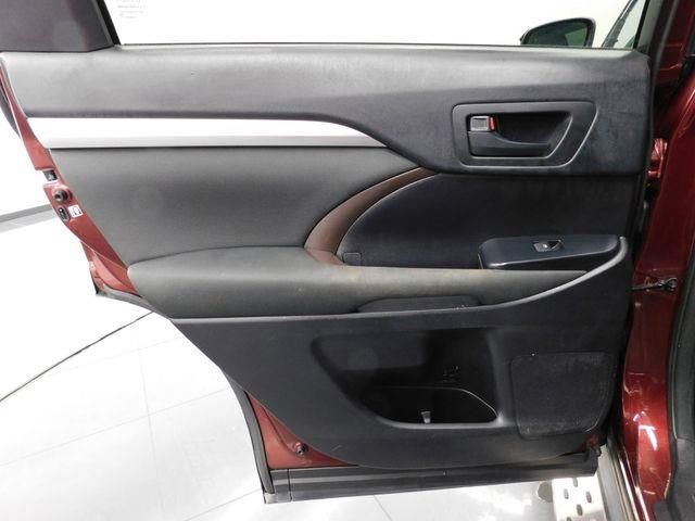 Used 2017 Toyota Highlander LE image 18