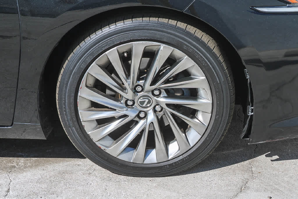 Used 2019 Lexus ES 300h w/ Accessory Package 2 FWD image 9