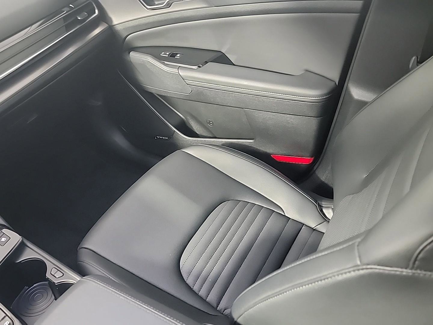 Used 2025 Kia Sportage SX image 22