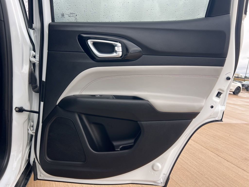 Used 2025 Jeep Compass Limited image 11