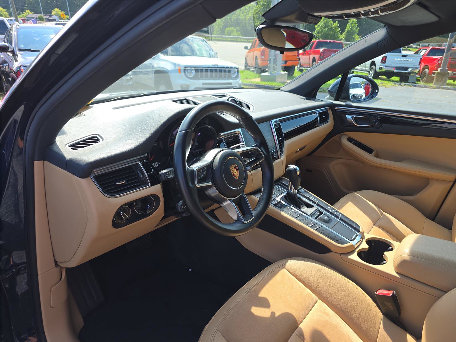 Used 2018 Porsche Macan AWD/4WD image 22