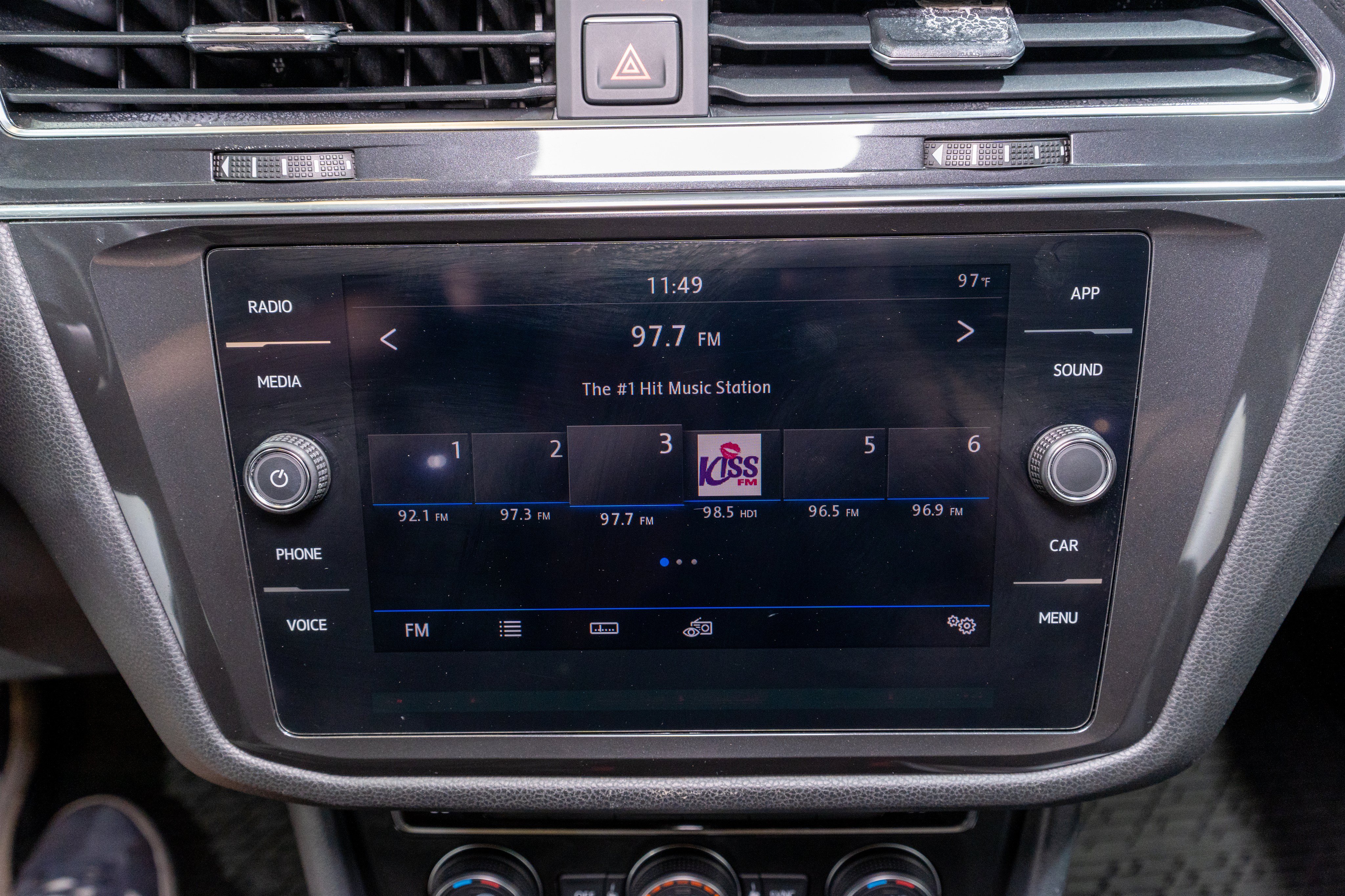 Used 2018 Volkswagen Tiguan SE w/ Panoramic Sunroof Package FWD image 17