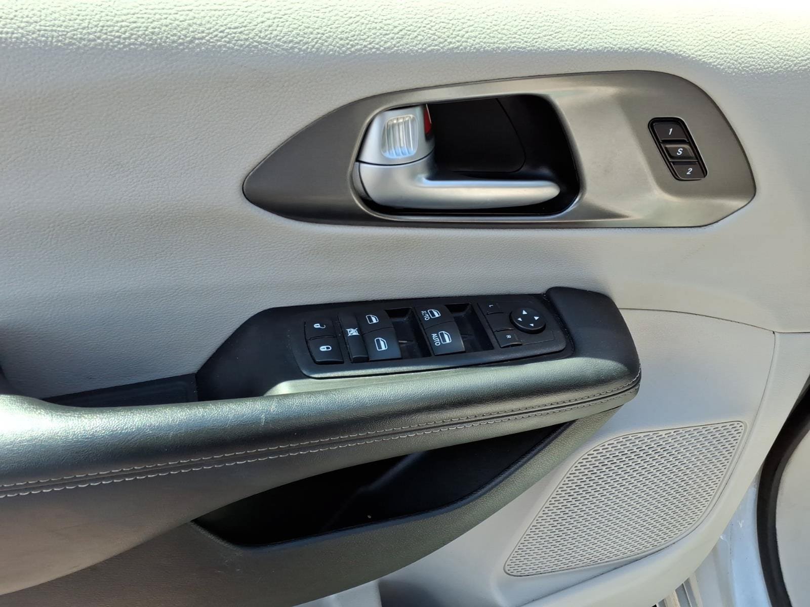 Used 2024 Chrysler Pacifica Touring-L FWD image 13