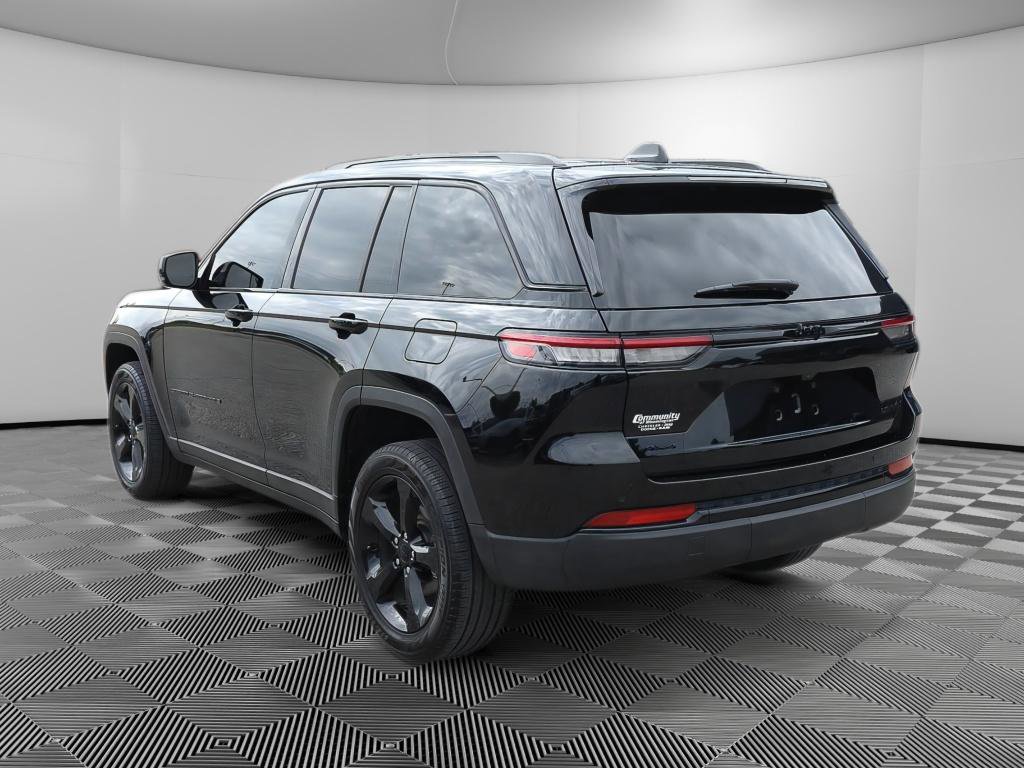 Used 2023 Jeep Grand Cherokee Limited w/ Black Appearance Package AWD/4WD image 5
