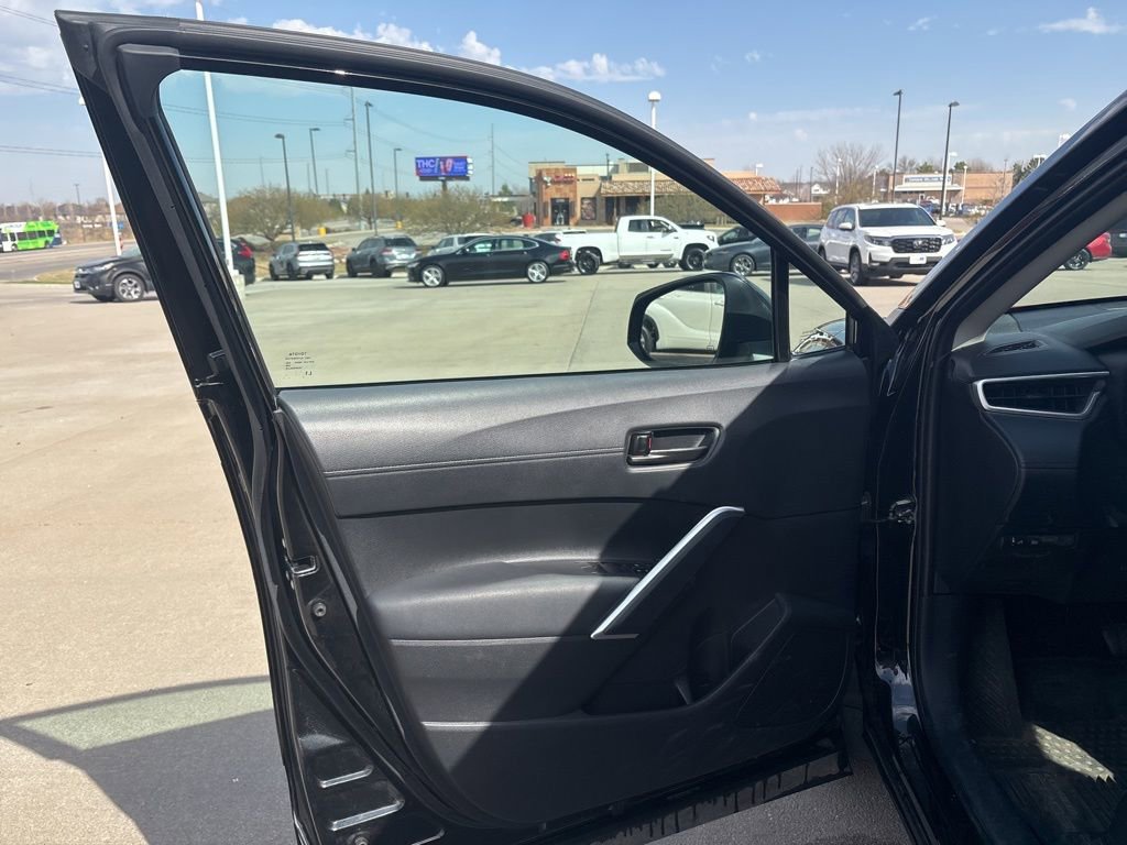 Used 2023 Toyota Corolla Cross LE image 9