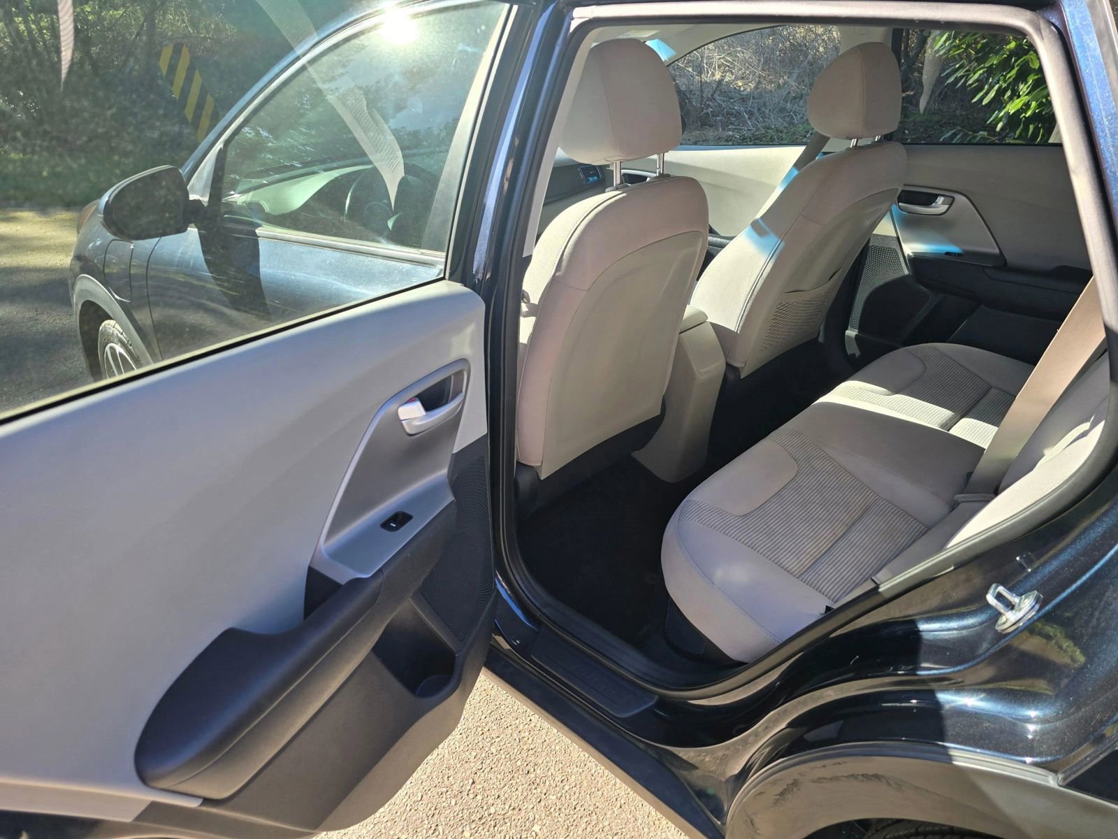 Used 2018 Kia Niro LX image 18