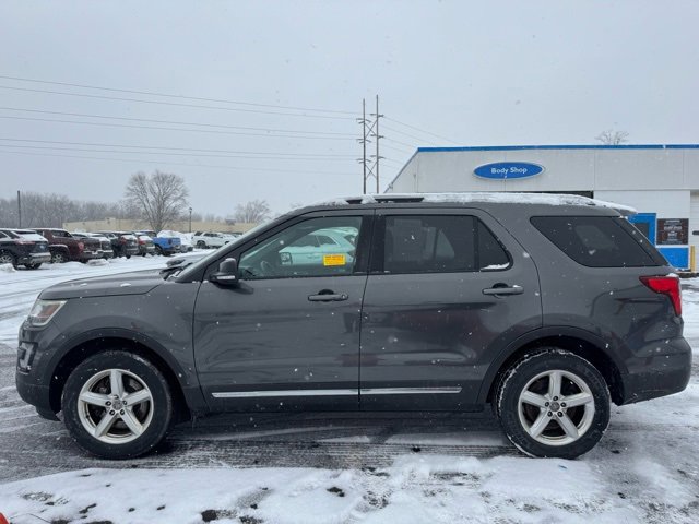 Used 2017 Ford Explorer XLT w/ Equipment Group 202A image 5