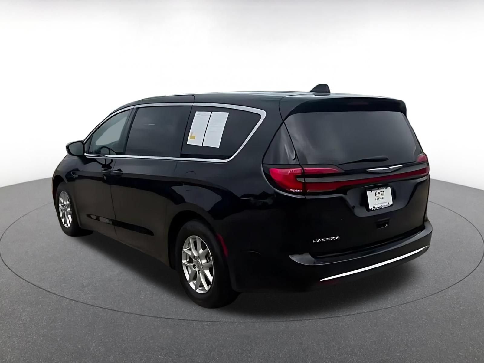 Used 2024 Chrysler Pacifica Touring-L FWD image 10