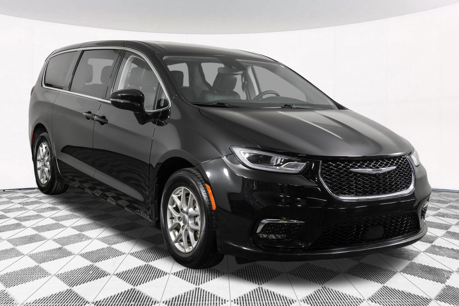 Used 2024 Chrysler Pacifica Touring-L FWD image 11