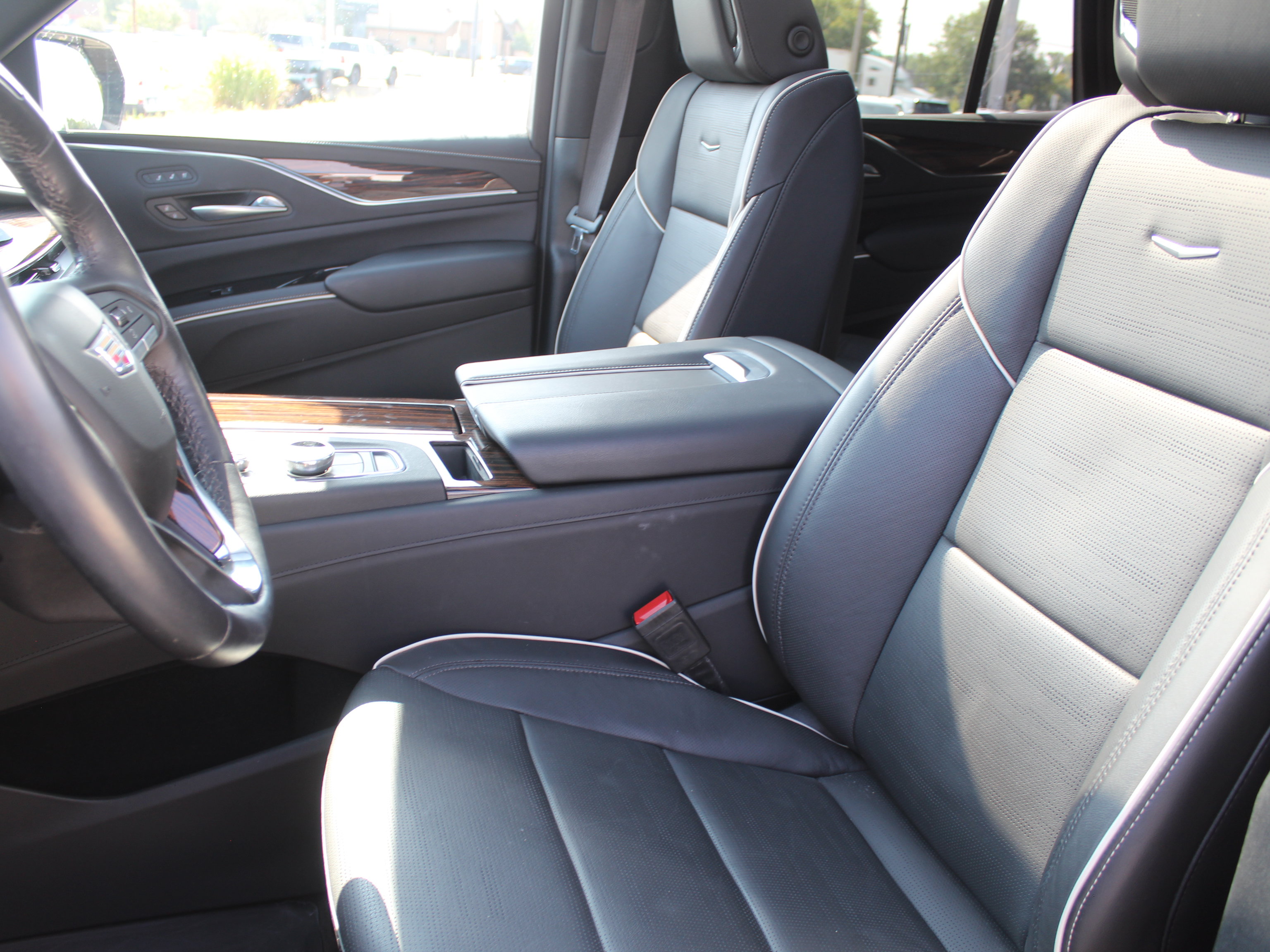 Used 2023 Cadillac Escalade Premium Luxury w/ Performance Package AWD/4WD image 16