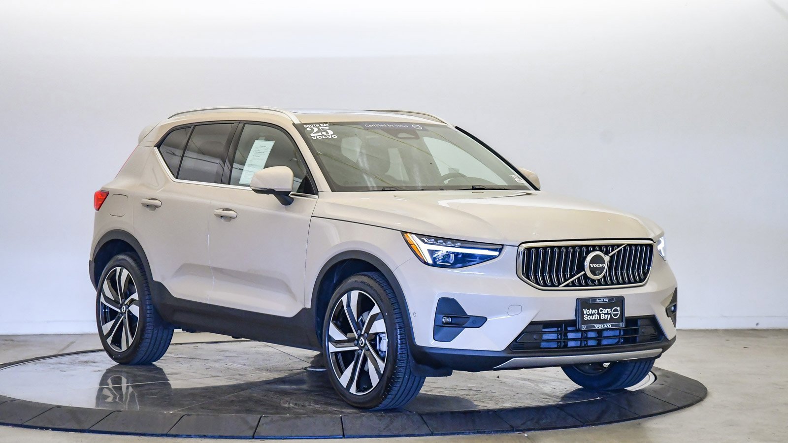 Certified 2025 Volvo XC40 B5 Plus w/ Climate Package image 6