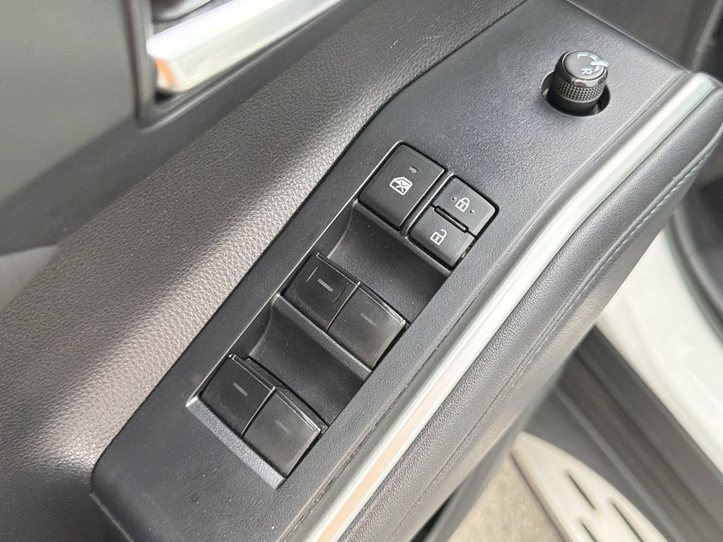 Used 2022 Toyota Highlander XLE FWD image 25