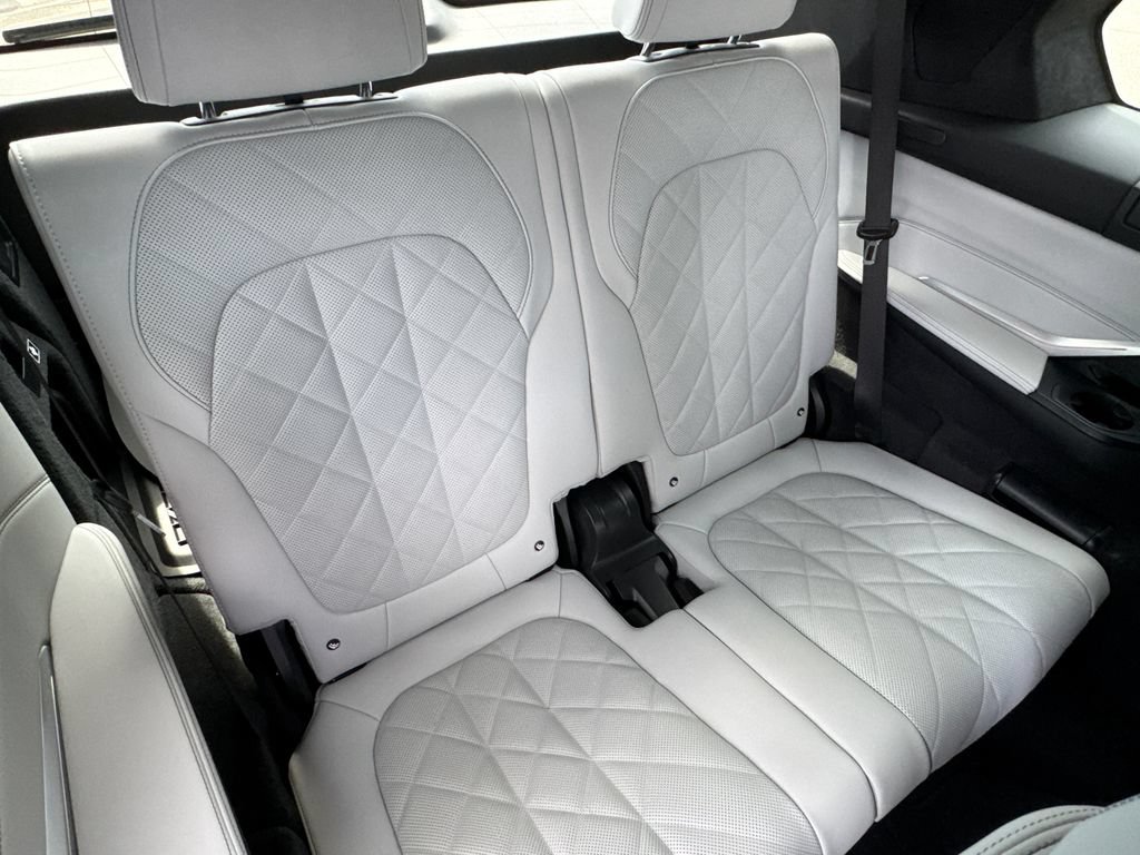 Used 2023 BMW X7 xDrive40i w/ M Sport Package AWD/4WD image 18