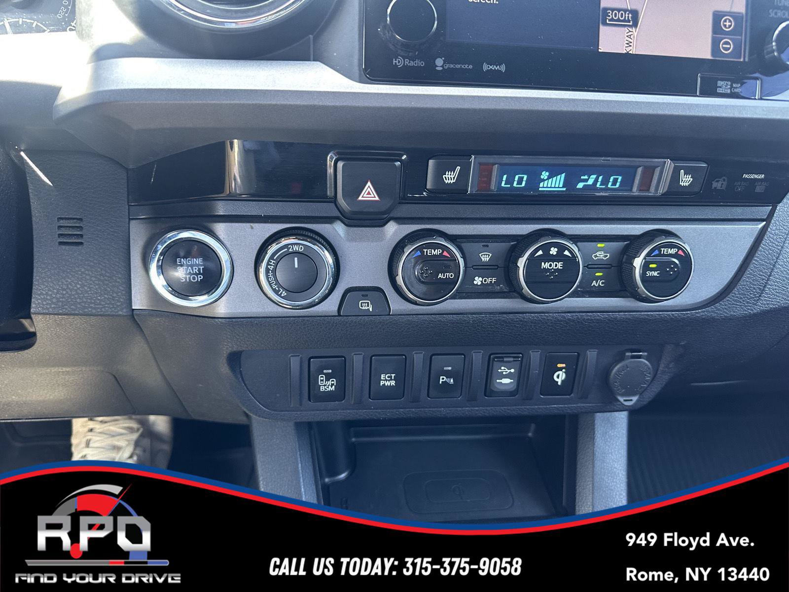 Used 2017 Toyota Tacoma TRD Off-Road w/ Premium & Technology Package AWD/4WD image 20