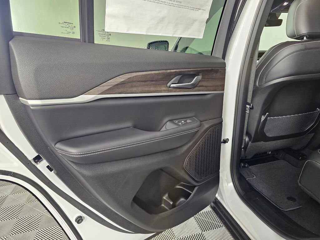 New 2026 Jeep Grand Cherokee Altitude image 31