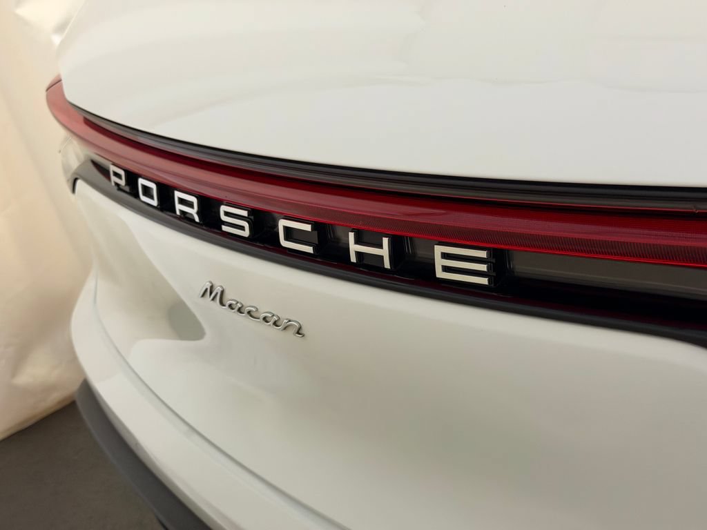 Certified 2023 Porsche Macan AWD/4WD image 25