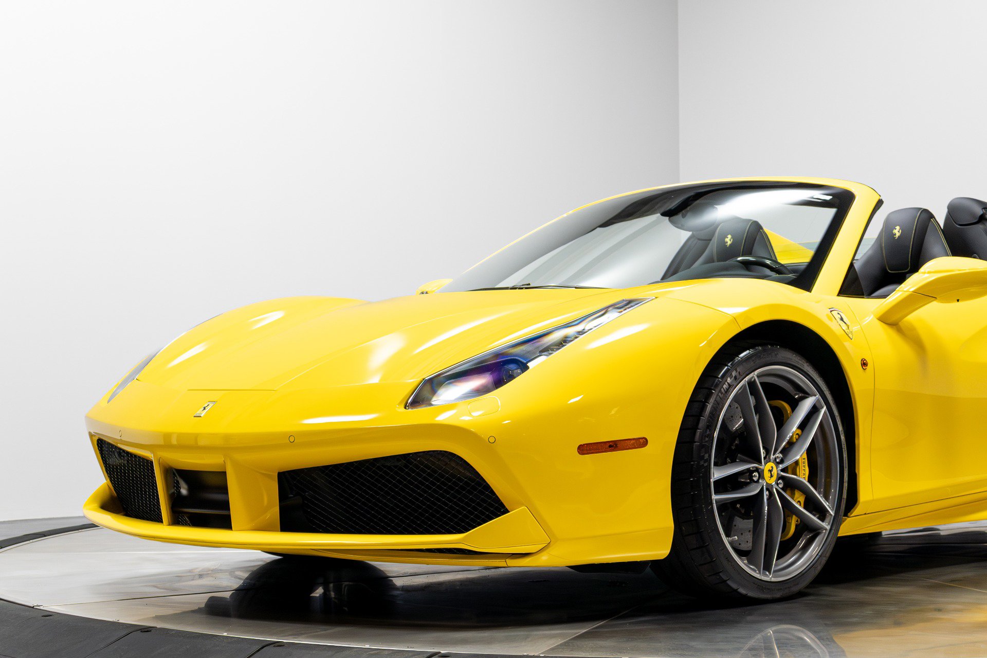 Used 2017 Ferrari 488 Spider image 5