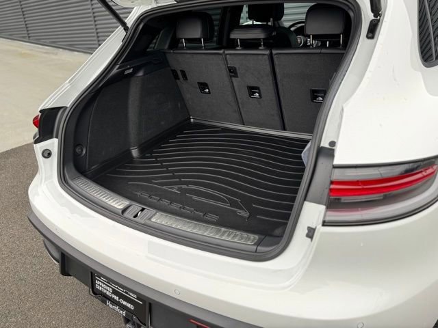 Certified 2025 Porsche Macan AWD/4WD image 34