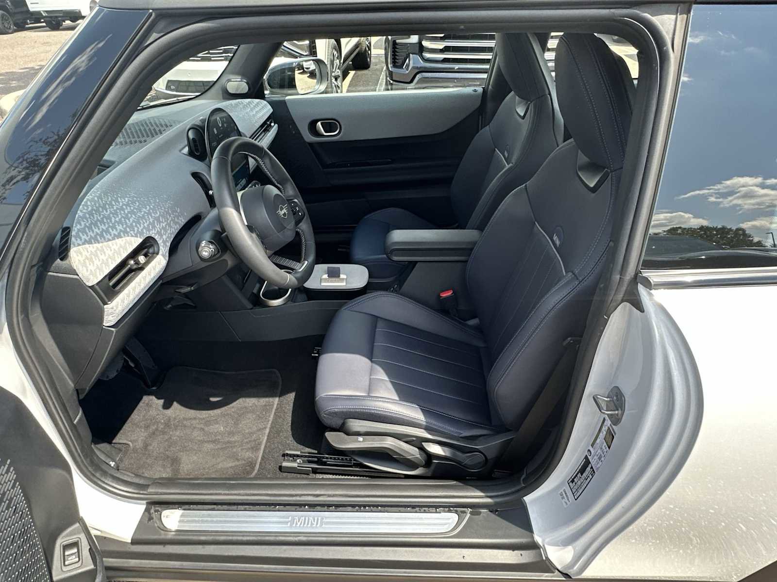 Used 2025 MINI Cooper 2-Door Hardtop image 2