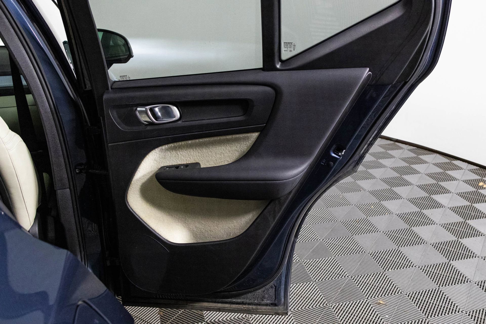 Used 2021 Volvo XC40 T5 Momentum w/ Protection Package Premier image 38