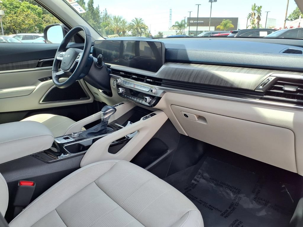 Certified 2024 Kia Telluride EX w/ EX Captain's Chair Package FWD image 12