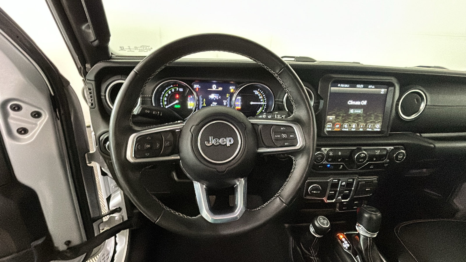 Used 2023 Jeep Wrangler Unlimited Sahara w/ Cold Weather Group AWD/4WD image 17