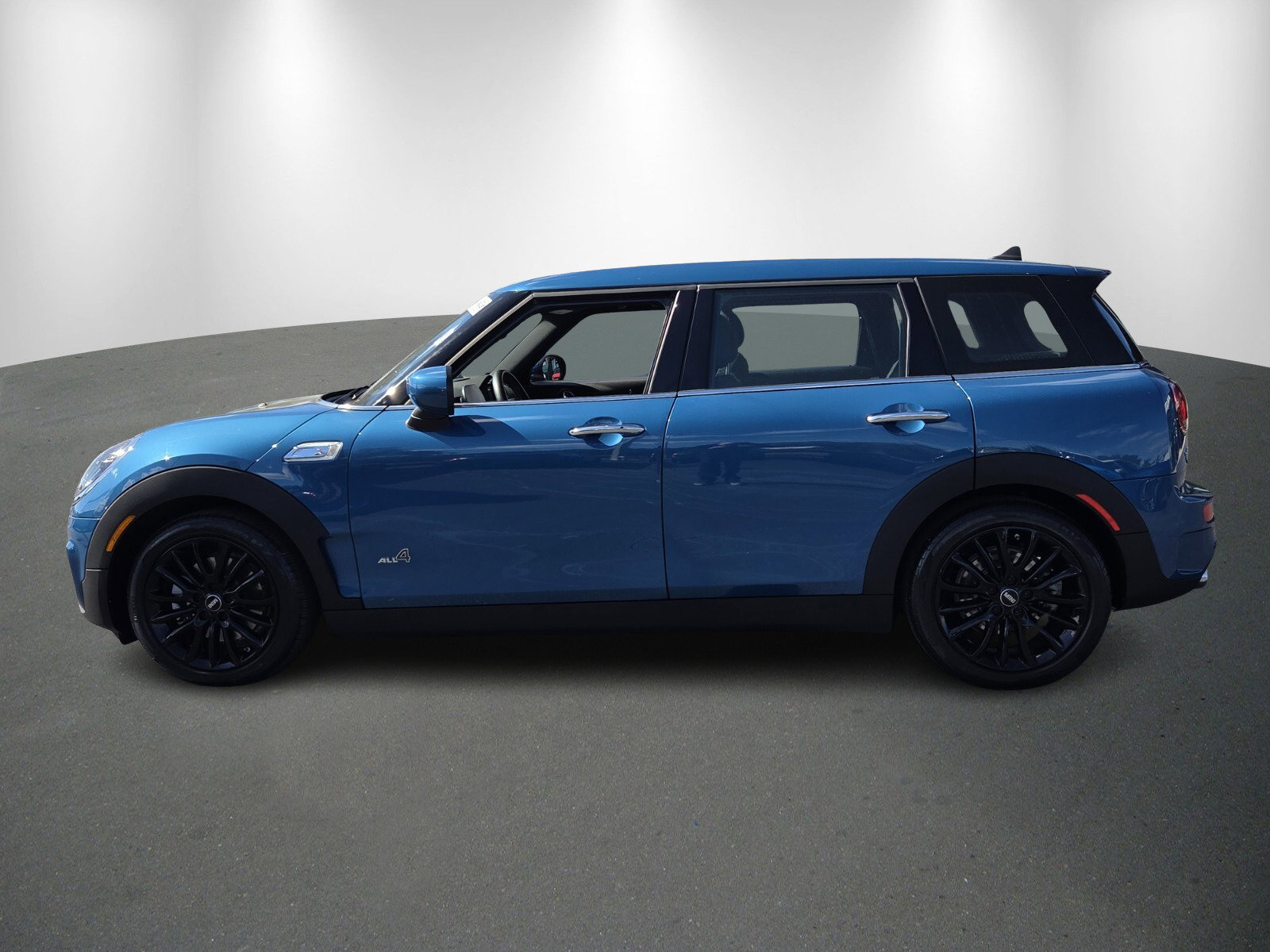 Used 2022 MINI Cooper Clubman S w/ Premium Package image 4