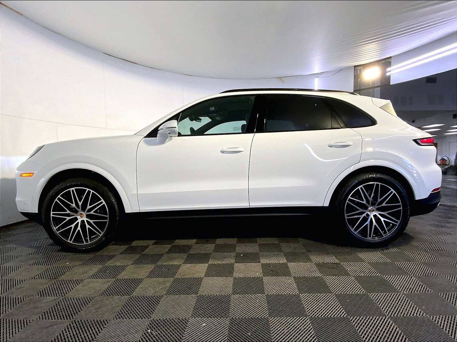 Certified 2025 Porsche Cayenne image 2