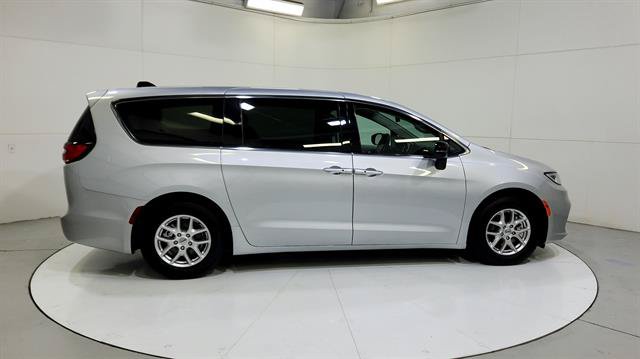 Used 2024 Chrysler Pacifica Touring-L FWD image 9