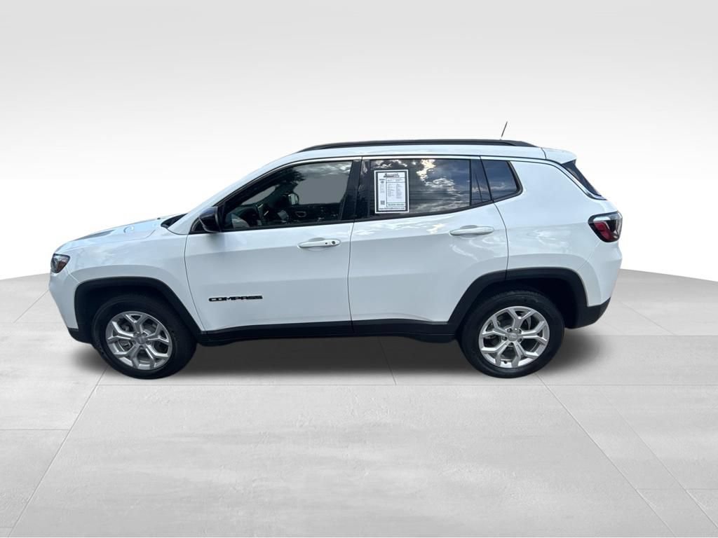 Used 2024 Jeep Compass Latitude AWD/4WD image 3