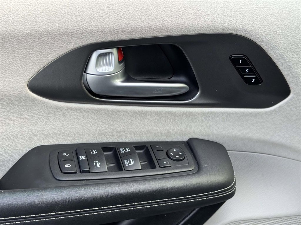 Used 2024 Chrysler Pacifica Touring-L image 18