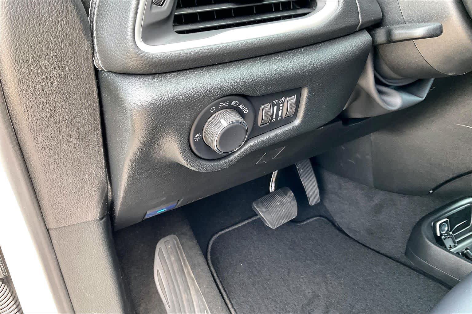New 2027 Chrysler Pacifica Select FWD image 17