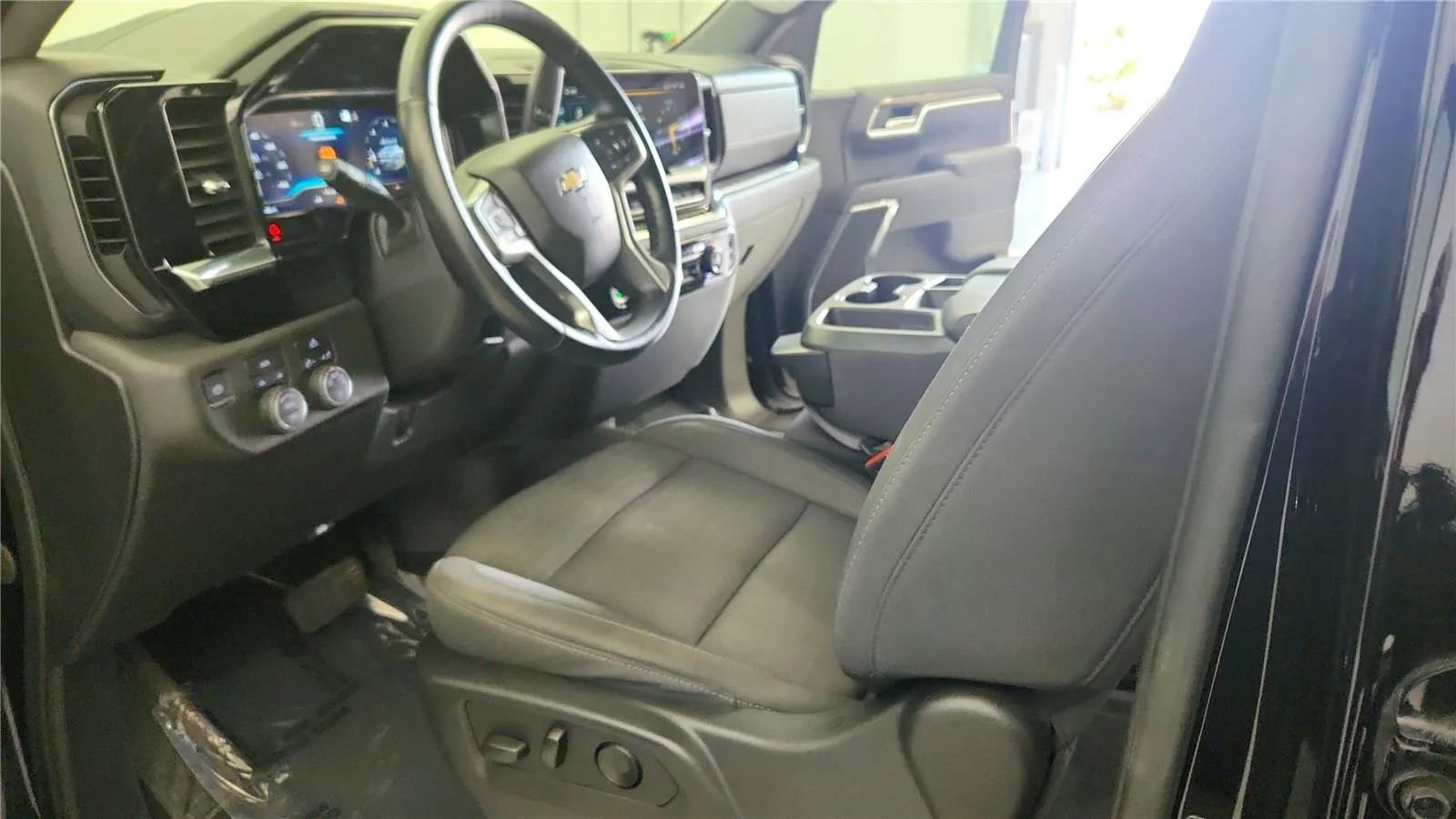 Used 2023 Chevrolet Silverado 1500 LT image 18