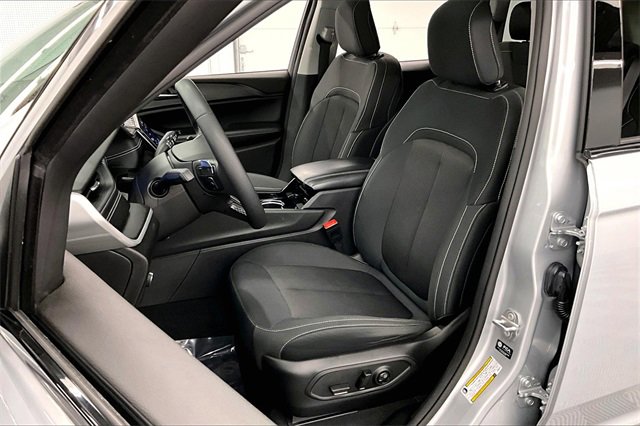 Used 2023 Jeep Grand Cherokee Laredo image 20