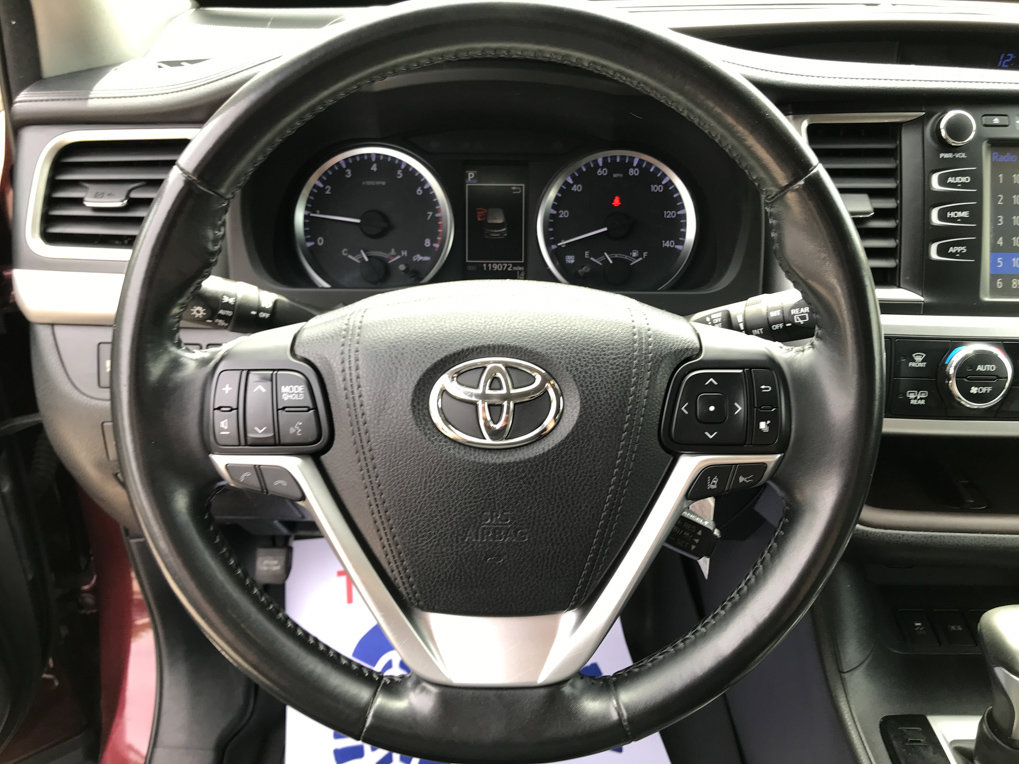 Used 2017 Toyota Highlander Plus w/ Carpet Mat Package AWD/4WD image 14