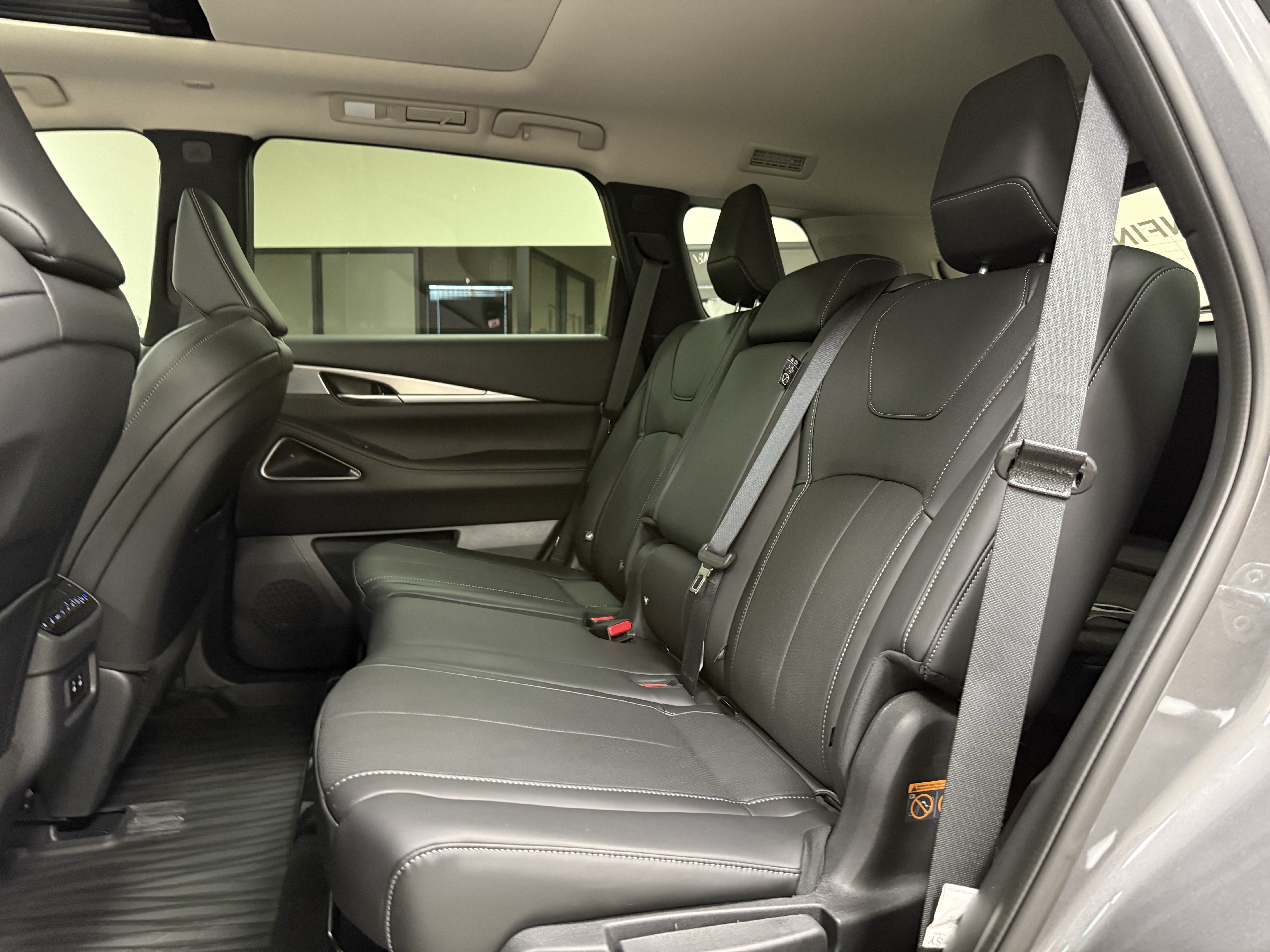 Certified 2027 INFINITI QX60 Luxe w/ Cargo Package FWD image 16