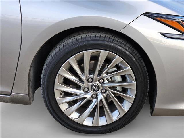 Used 2021 Lexus ES 300h Ultra Luxury w/ Accessory Package 2 image 17