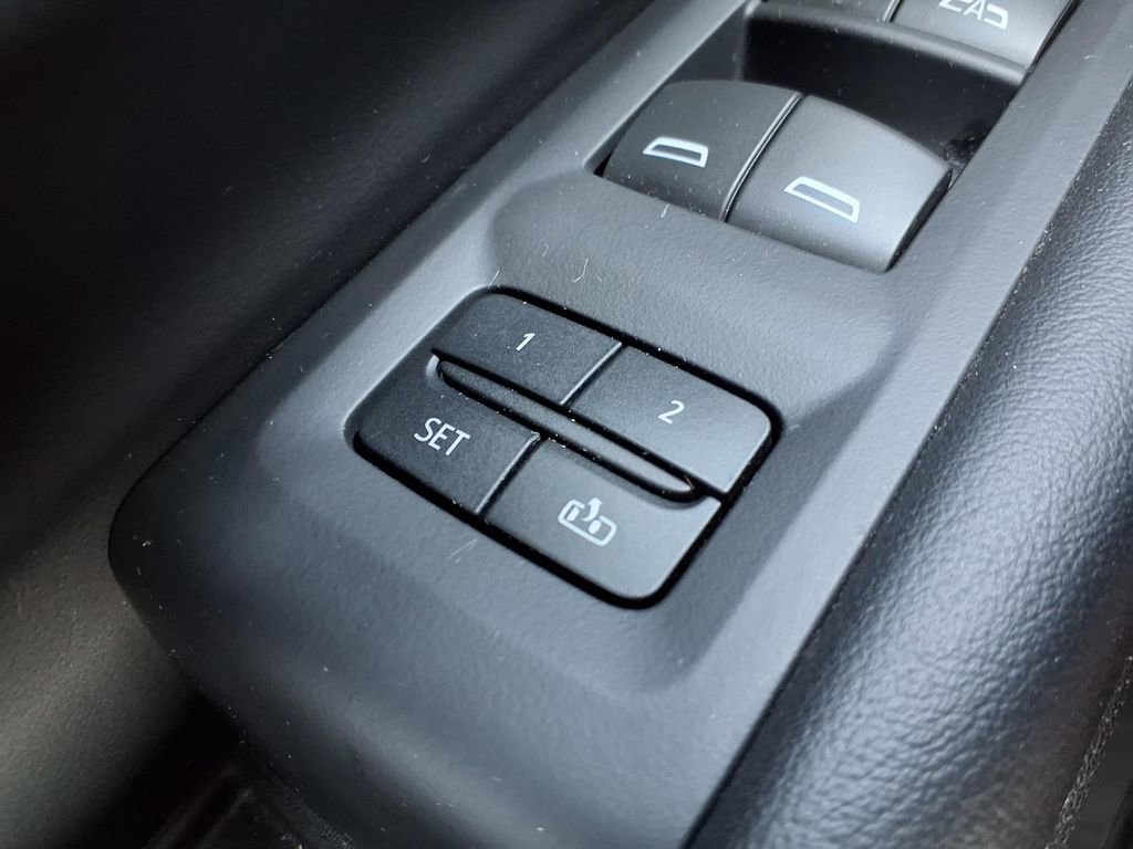 Used 2023 GMC Yukon XL SLT w/ SLT Premium Package image 23