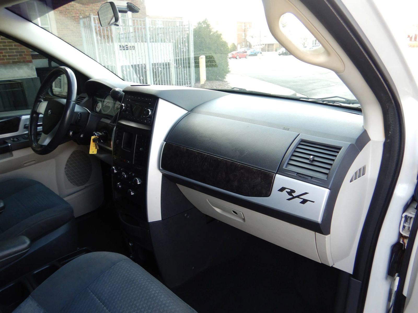Used 2010 Dodge Grand Caravan SXT FWD image 17